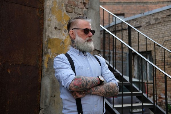 Comment porter des jupes crayon avec des talons bas pour un look élégant?