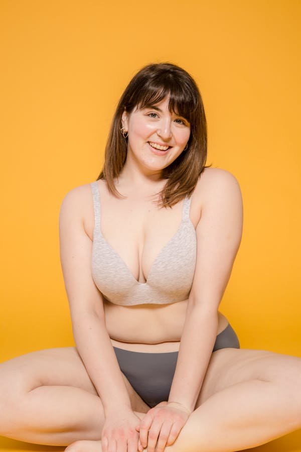 Femmes pulpeuses au lit : l'art de la sensualité révélée